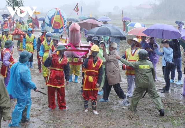 Hàng nghìn người đội mưa xem rước sinh thực khí ở lễ hội Ná Nhèm, Lạng Sơn - Ảnh 5.
