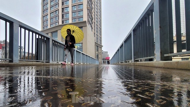Người Hà Nội chôn chân trong mưa phùn gió bấc đến công sở ngày đầu tuần - Ảnh 7.