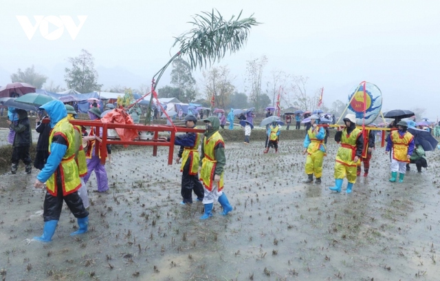 Hàng nghìn người đội mưa xem rước sinh thực khí ở lễ hội Ná Nhèm, Lạng Sơn - Ảnh 3.