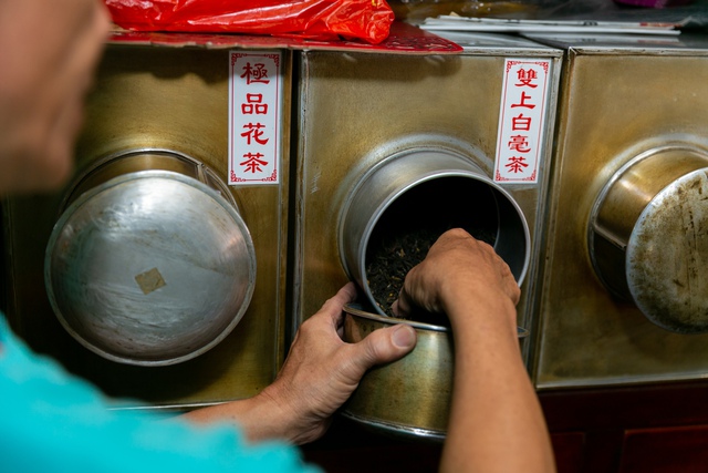 The 70-year-old tea shop in Ho Chi Minh City has passed on "cross-border" with the recipe for making two precious teas, sometimes up to 350 million VND/kg - Photo 12.