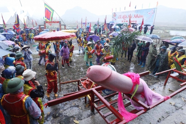 Hàng nghìn người đội mưa xem rước sinh thực khí ở lễ hội Ná Nhèm, Lạng Sơn - Ảnh 2.