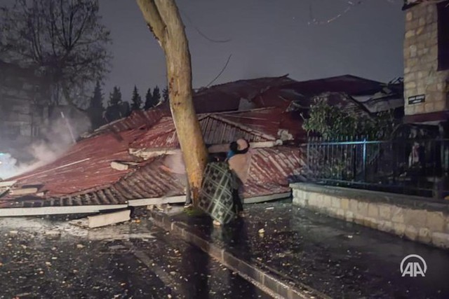Động đất cực mạnh trên biên giới Thổ Nhĩ Kỳ - Syria, hơn 200 người thiệt mạng - Ảnh 2.
