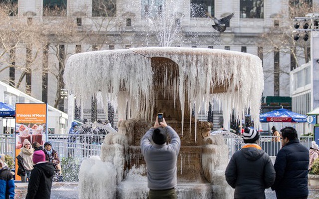 Hồ phun nước ở công viên Bryant tại Manhattan, TP New York đóng băng hôm 4-2 Ảnh: REUTERS