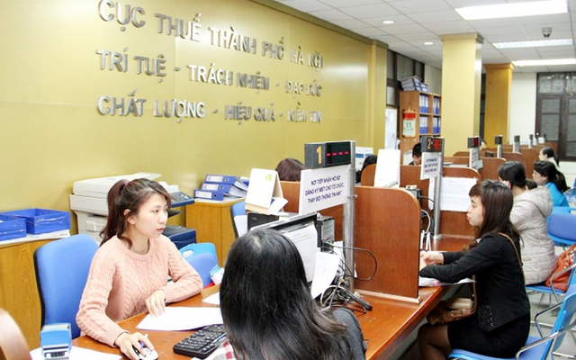 Cán bộ Cục Thuế Hà Nội hỗ trợ người dân nộp thuế.