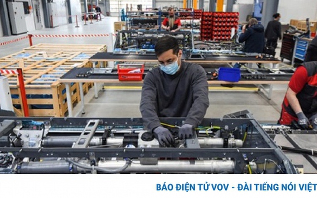 Lao động làm việc tại một nhà máy ở Herten, Đức. Ảnh minh họa: AFP/TTXVN