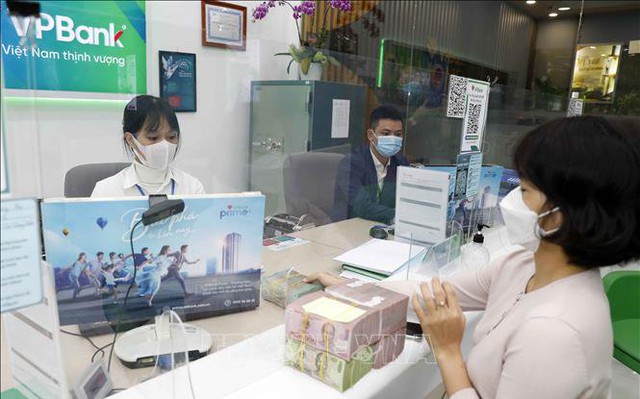 Khách hàng giao dịch tiền gửi tại Ngân hàng TMCP Việt Nam Thịnh Vượng. Ảnh tư liệu: Trần Việt/TTXVN