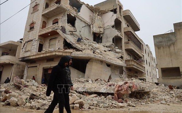 Một tòa nhà bị phá hủy sau trận động đất tại tỉnh Idlib, Syria ngày 6/2/2023. Ảnh: AFP/TTXVN