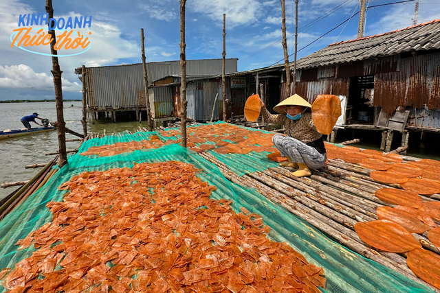 The 20-year-old guy put his grandmother on TikTok and suddenly became famous, seizing the opportunity to open a shrimp cake brand after 3 days selling nearly 3 tons of cakes - Photo 12.