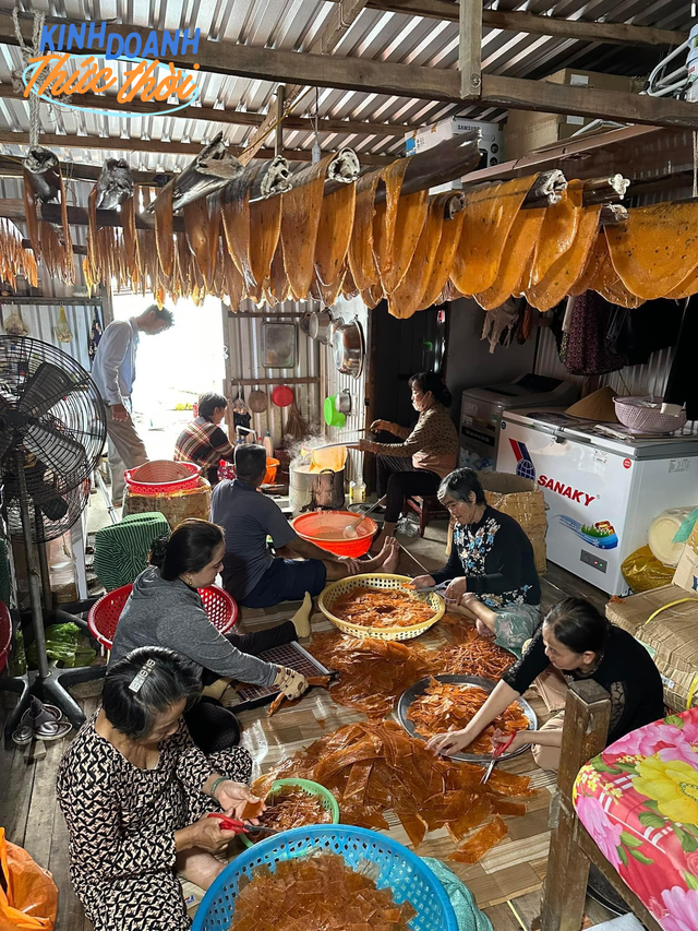 The 20-year-old guy put his grandmother on TikTok and suddenly became famous, seizing the opportunity to open a brand of shrimp cakes after 3 days of selling nearly 3 tons of cakes - Photo 6.