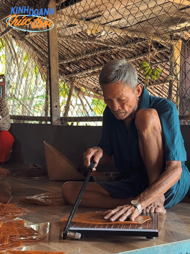 Anh chàng 20 tuổi đưa bà nội lên TikTok rồi bất ngờ nổi tiếng, bắt lấy thời cơ mở thương hiệu bánh phồng tôm sau 3 ngày bán gần 3 tấn bánh - Ảnh 17.