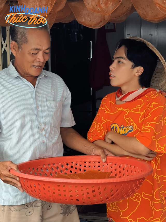 The 20-year-old guy put his grandmother on TikTok and suddenly became famous, seizing the opportunity to open a shrimp cake brand after 3 days selling nearly 3 tons of cakes - Photo 14.