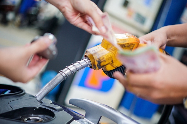 Doanh nghiệp định giá xăng dầu: Quyền lợi người tiêu dùng có bị ảnh hưởng? - Ảnh 1.