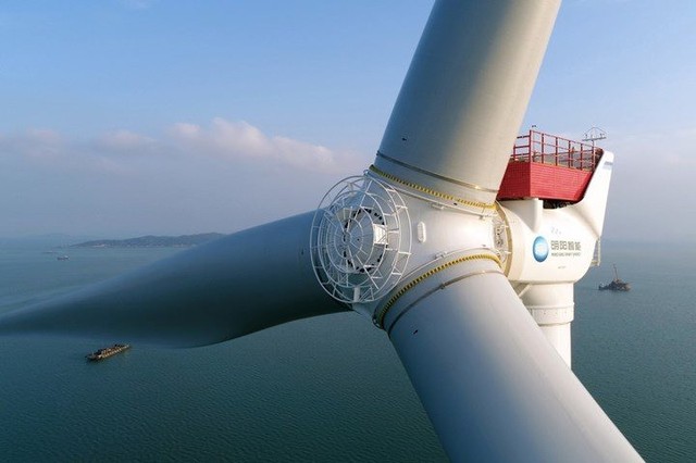 Trung Quốc khởi công trang trại điện gió quy mô khủng: Sử dụng turbine mạnh gấp 1,6 lần thông thường, diện tích cánh quạt quét qua bằng 7 sân bóng đá - Ảnh 1.