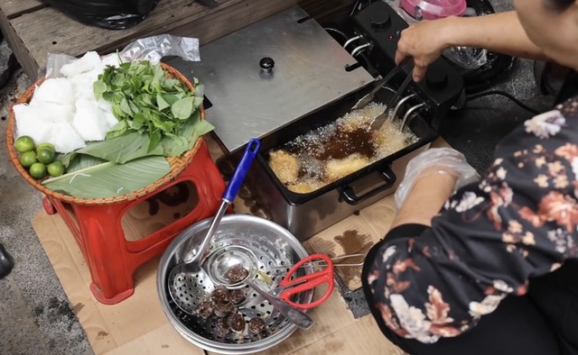 Những món Việt Nam tưởng sẽ khiến du khách nước ngoài khó ăn, nhưng vẫn có người ăn ngon lành và dành nhiều lời khen - Ảnh 8.