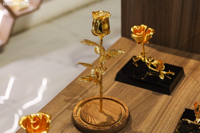 Quà Valentine độc lạ: Hoa hồng mạ vàng giá vài triệu đồng - Ảnh 3.