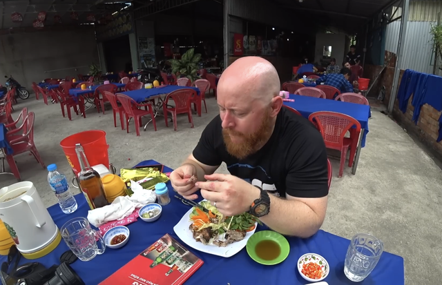 Những món Việt Nam tưởng sẽ khiến du khách nước ngoài khó ăn, nhưng vẫn có người ăn ngon lành và dành nhiều lời khen - Ảnh 5.