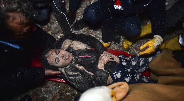 Bé gái Syria chào đời trong đống đổ nát của tòa nhà bị sập, dây rốn vẫn nối với bánh nhau trong bụng mẹ - Ảnh 4.