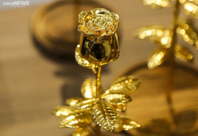 Quà Valentine độc lạ: Hoa hồng mạ vàng giá vài triệu đồng - Ảnh 6.