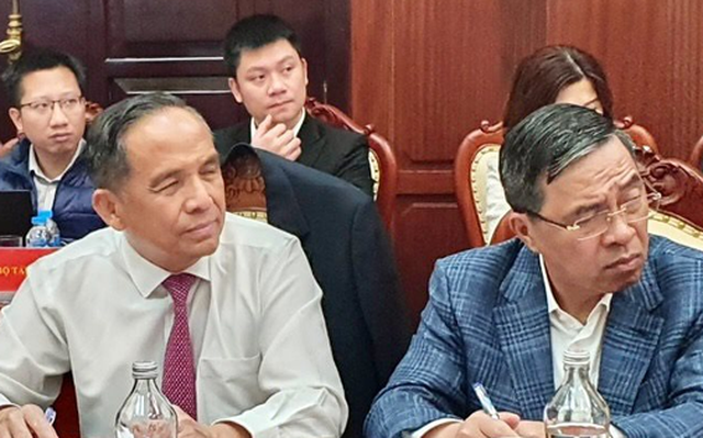 Ông Lê Hoàng Châu - Chủ tịch Hiệp hội bất động sản TPHCM (bên trái) và ông Phạm Thiếu Hoa, Chủ tịch HĐQT Vinhomes (bên phải).