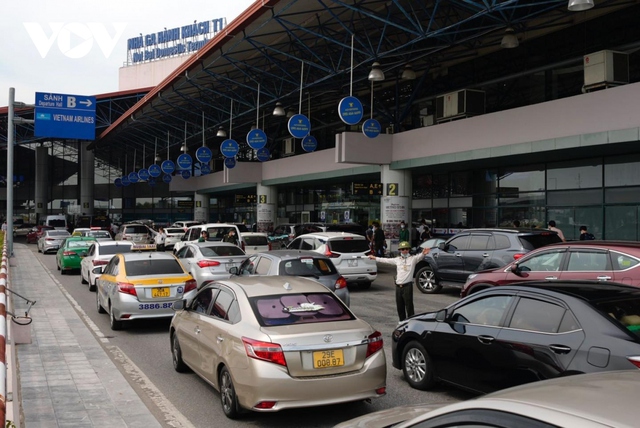 Hạn chế người thân đón, tiễn vào giờ cao điểm ở sân bay Nội Bài - Ảnh 2.