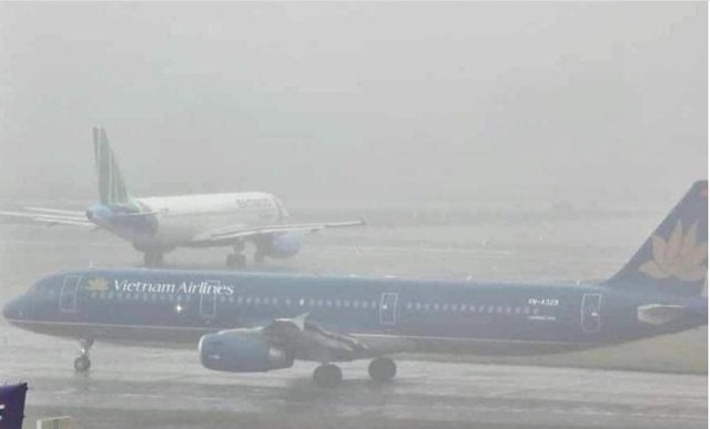 Miền Bắc chìm trong sương mù, nhiều chuyến bay bị hủy, chuyển hướng - Ảnh 1.