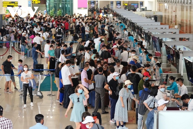 Hạn chế người thân đón, tiễn vào giờ cao điểm ở sân bay Nội Bài - Ảnh 1.