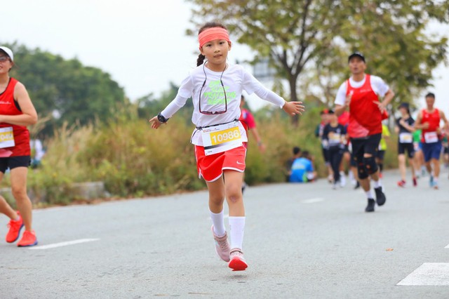 Được bố cho chạy bộ chỉ để rèn luyện sức khỏe từ lúc 5 tuổi, 3 năm sau cô bé chinh phục được đường chạy 21km, tham gia 20 giải chạy mỗi năm - Ảnh 2.