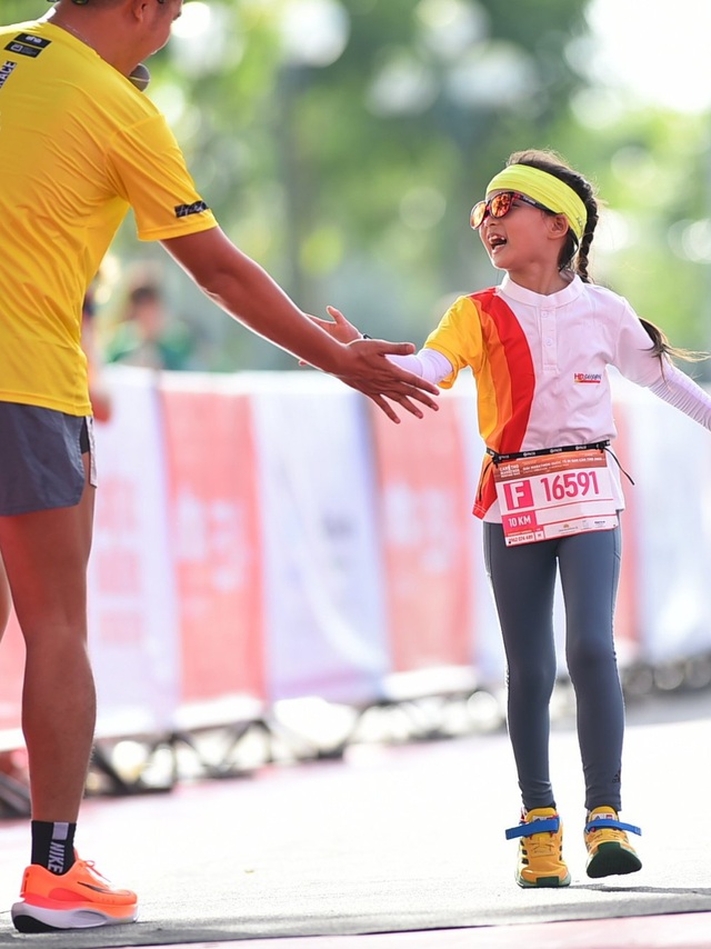 Được bố cho chạy bộ chỉ để rèn luyện sức khỏe từ lúc 5 tuổi, 3 năm sau cô bé chinh phục được đường chạy 21km, tham gia 20 giải chạy mỗi năm - Ảnh 6.
