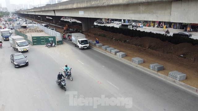 Cận cảnh vỉa hè đường Nguyễn Xiển bị chiếm dụng bền vững - Ảnh 10.