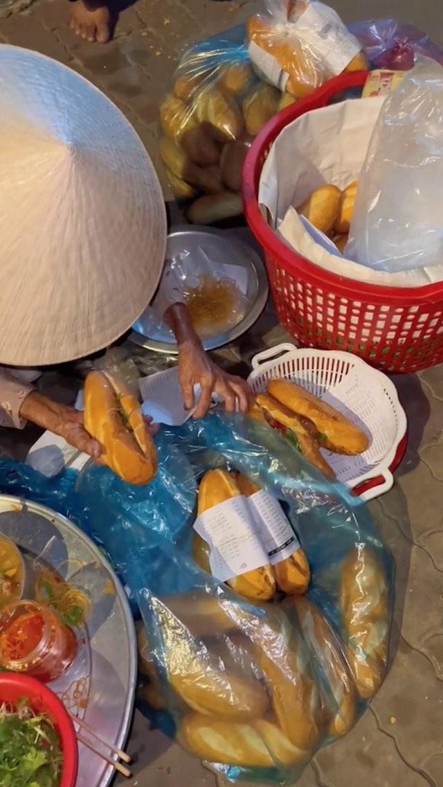 Hàng bánh mì rẻ nhất Việt Nam: 5k/ổ đầy ắp nhân và câu chuyện cảm động phía sau - Ảnh 7.