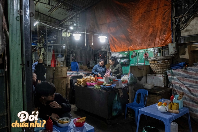 Đi ăn khuya ở khu chợ đầu mối nức tiếng quận Ba Đình: Có cả loạt món ngon bán tới tận nửa đêm - Ảnh 11.