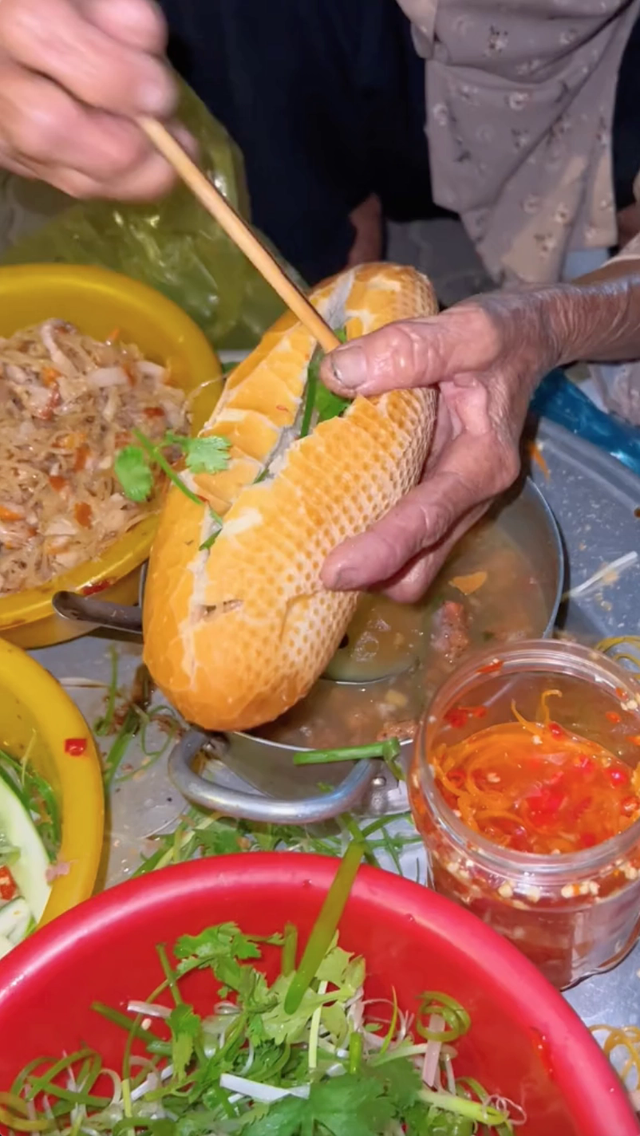 Hàng bánh mì rẻ nhất Việt Nam: 5k/ổ đầy ắp nhân và câu chuyện cảm động phía sau - Ảnh 6.