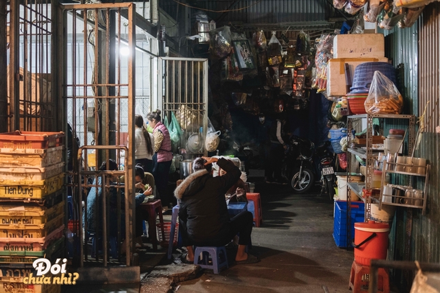 Đi ăn khuya ở khu chợ đầu mối nức tiếng quận Ba Đình: Có cả loạt món ngon bán tới tận nửa đêm - Ảnh 1.