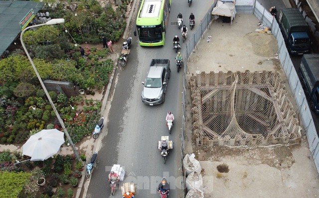 Cận cảnh vỉa hè đường Nguyễn Xiển bị chiếm dụng bền vững - Ảnh 8.