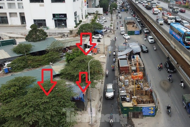 Cận cảnh vỉa hè đường Nguyễn Xiển bị chiếm dụng bền vững - Ảnh 7.
