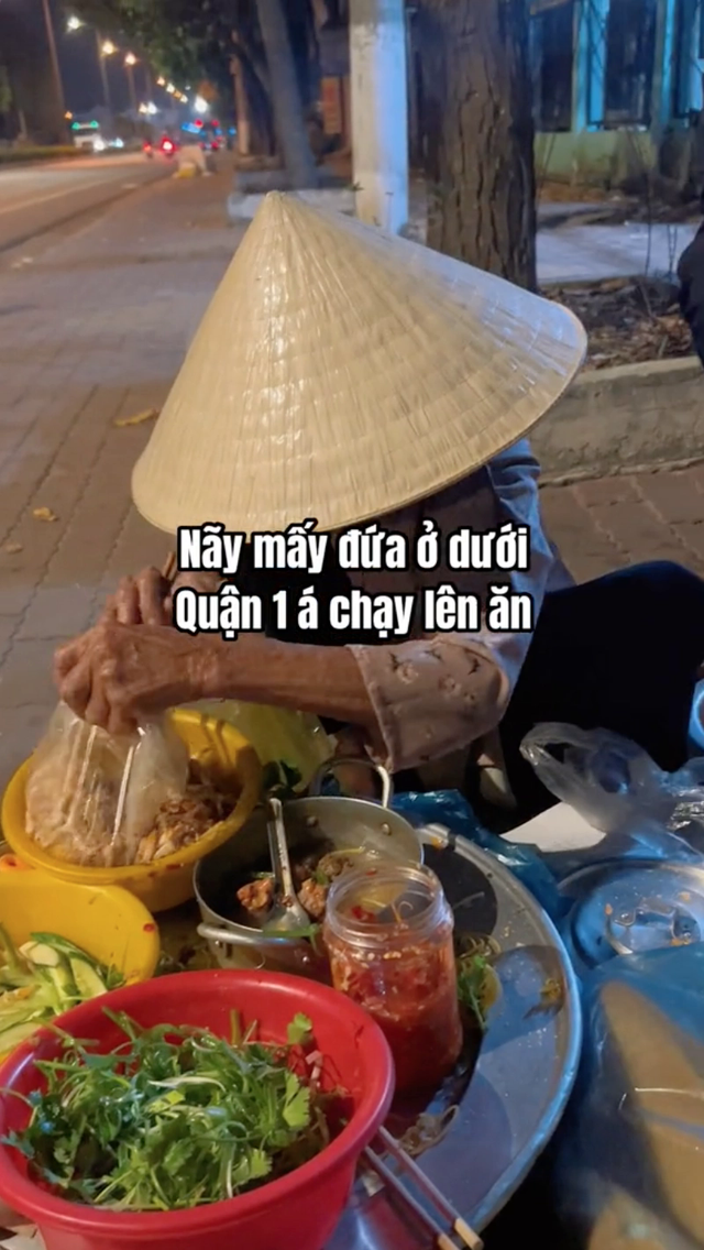 Hàng bánh mì rẻ nhất Việt Nam: 5k/ổ đầy ắp nhân và câu chuyện cảm động phía sau - Ảnh 2.