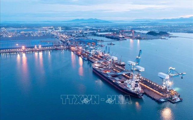 Khu kinh tế Dung Quất được xây dựng, phát triển thành một trong những trung tâm kinh tế biển năng động, với nền kinh tế tổng hợp đa ngành, đa lĩnh vực quan trọng của quốc gia. Ảnh: TTXVN phát