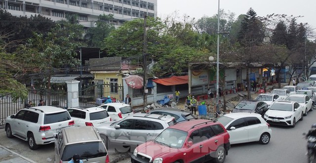 Hai trung tâm đăng kiểm ở Hà Nội hoạt động trở lại: Hơn bốn vạn ô tô có kịp đăng kiểm? - Ảnh 1.
