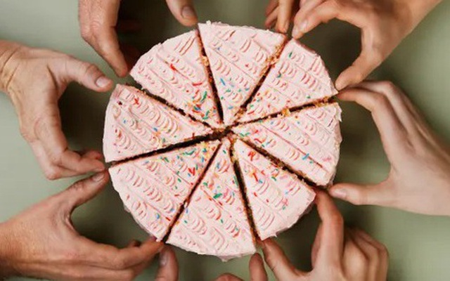 'Làm thế nào chia 4 chiếc bánh cho 5 người?' Ứng viên tiếp cận đơn giản nhất được nhận vào làm việc
