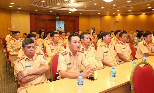 Nhận lệnh chi viện đăng kiểm, CSGT phía Nam có mặt tại Hà Nội ngay trong đêm - Ảnh 3.