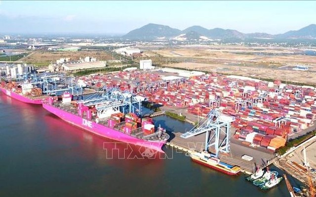 Tàu vào bốc dỡ hàng hóa tại Cảng Cái Mép - Thị Vải, tỉnh Bà Rịa - Vũng Tàu. Ảnh tư liệu: Hoàng Nhị/TTXVN