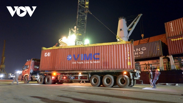 Đón tàu trọng tải lớn vào Cảng Cần Thơ giúp khơi thông hàng hoá - Ảnh 1.