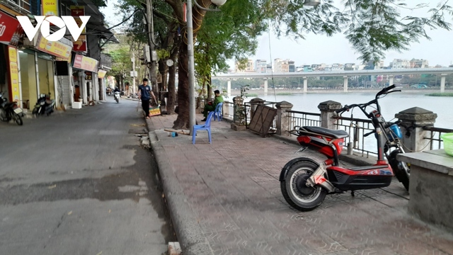 Hà Nội: Đường dạo ven hồ Hoàng Cầu thành nơi sở hữu của các quán nhậu - Ảnh 2.