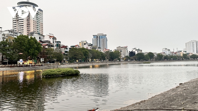 Hà Nội: Đường dạo ven hồ Hoàng Cầu thành nơi sở hữu của các quán nhậu - Ảnh 1.