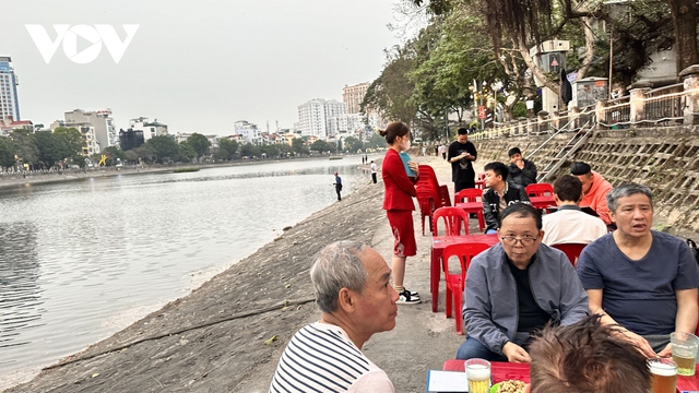 Hà Nội: Đường dạo ven hồ Hoàng Cầu thành nơi sở hữu của các quán nhậu - Ảnh 9.