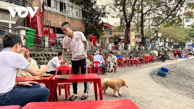 Hà Nội: Đường dạo ven hồ Hoàng Cầu thành nơi sở hữu của các quán nhậu - Ảnh 8.