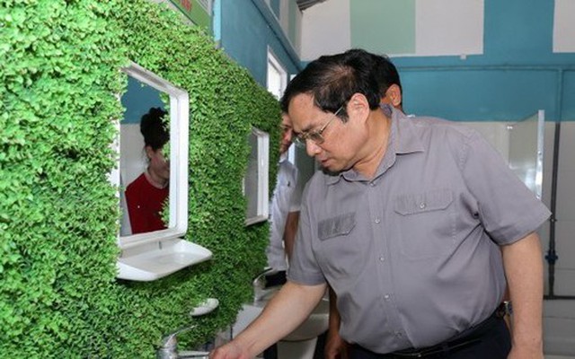 Thủ tướng kiểm tra khu vệ sinh tại một trường học ở Phú Thọ.