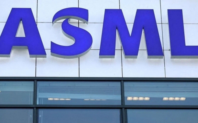 Logo của ASML - hãng cung ứng thiết bị sản xuất chip cho TSMC, Samsung, Intel. Ảnh: Reuters
