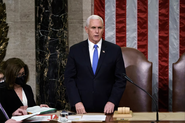 Cựu phó tướng Pence làm điều hiếm thấy với cựu Tổng thống Trump - Ảnh 1.