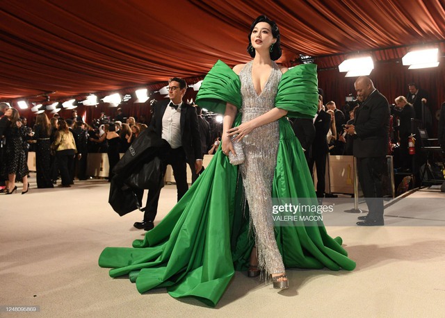 Thảm đỏ lễ trao giải Oscar 2023: Phạm Băng Băng lộng lẫy như bà hoàng lấn át các mỹ nhân Hollywood, sao gốc Á gây ấn tượng - Ảnh 3.
